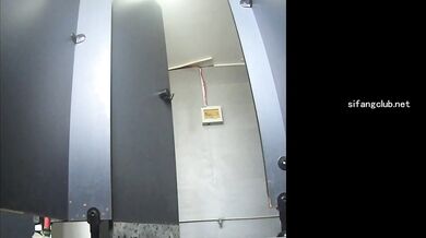 ⚫️⚫️坑神潜入大学校园，女厕全景偸拍，课间络绎不绝的学生妹方便，浑圆的大美臀像是坐在镜头上一样 (4)